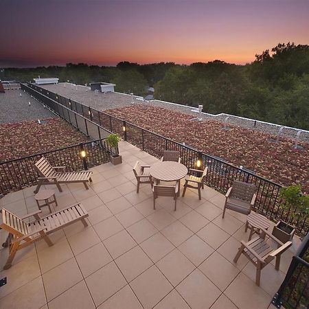 Execustay At York Place Apts إدينا المطعم الصورة